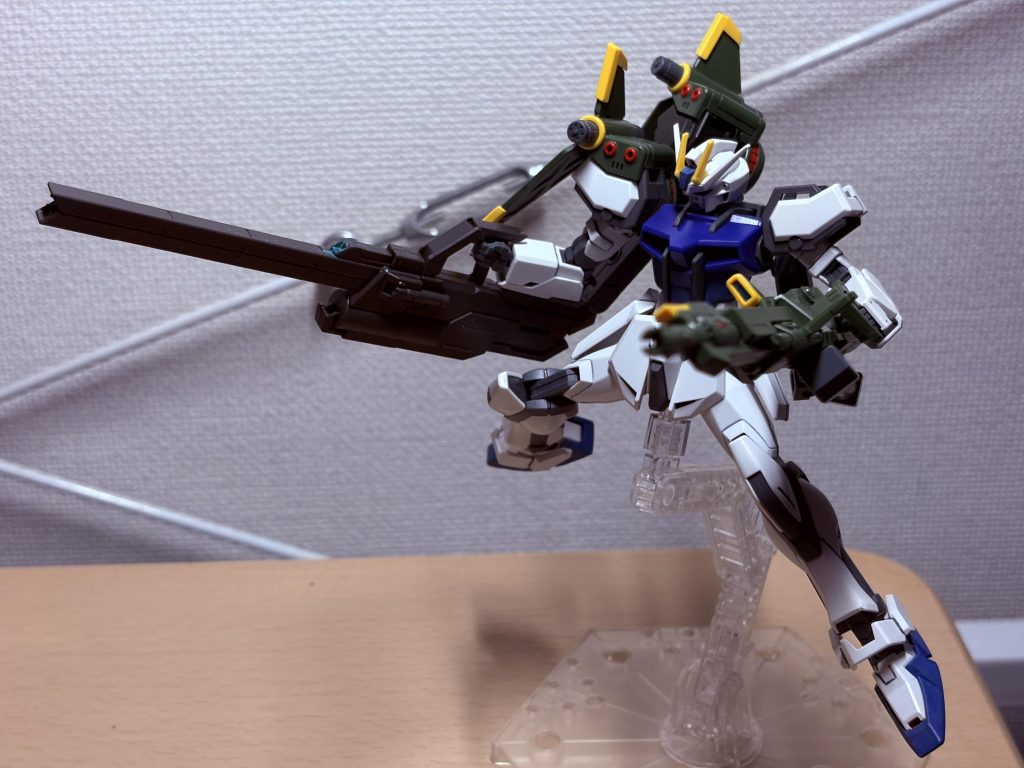 どっちも構えてるけど、レールガンの方を撃ってるイメージのポージング。