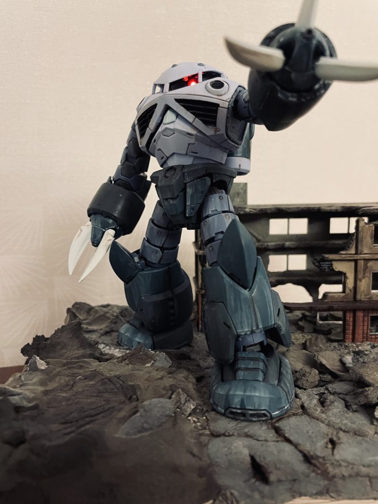 上陸直後をイメージしてウェザリングカラーのマルチホワイトを全体にひいています。シャア専用ズゴックも好きですが、量産型ズゴックも大好きなモビルスーツの一つです。デザインが素晴らしいと思います。