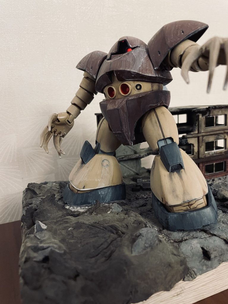 ズゴックと同じベースに立たせてみました。