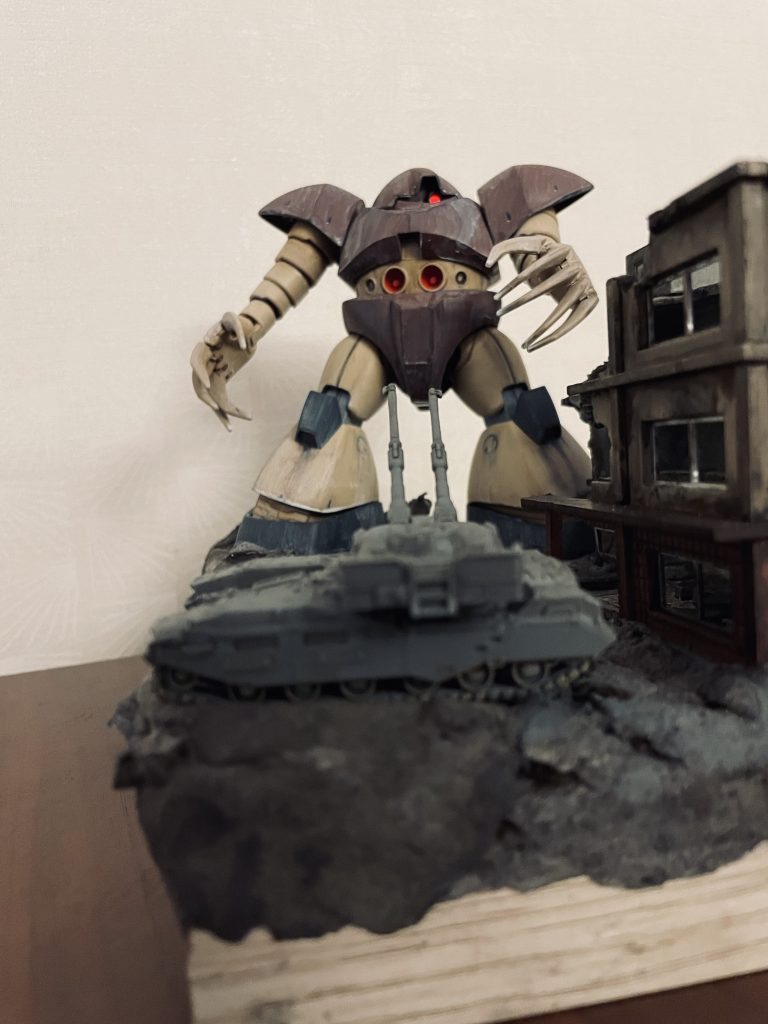 劇中61式戦車と交戦するゴッグをイメージしています。