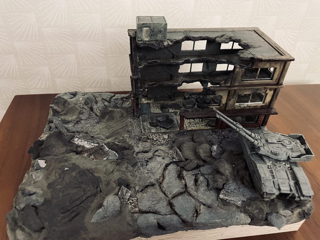 ジオラマ全景です。トミーテックのビルを使用し全体にウェザリングを施しています。1/144スケールなのでHGモビルスーツとの相性が抜群です。