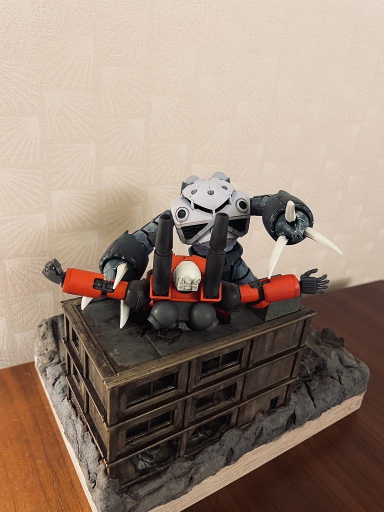 ガンキャノンを押さえつけるズゴックの別アングルからのショットです。