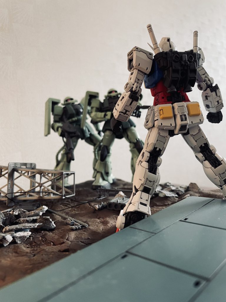 「おお、立った。。！」初めて敵のモビルスーツと対峙した際に発したデニムの台詞が恐怖に似た驚きを物語っていたと思います。