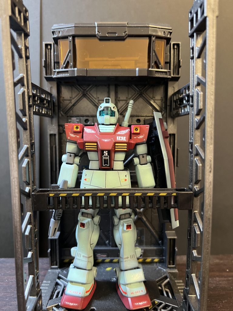 エコプラは元々真っ黒なんで、グラデーション塗装に挑戦しました。自分の中でジムは白じゃなくて薄緑色のイメージなんで、ライムグリーンに塗りました。