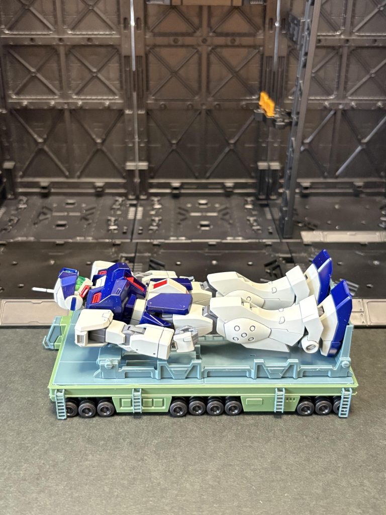 とある連邦軍基地に搬入された、新型MS。ジムスナイパーⅡ。