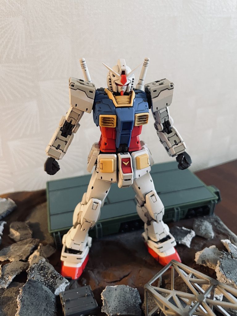 立ち上がったガンダムの正面からのショットです。