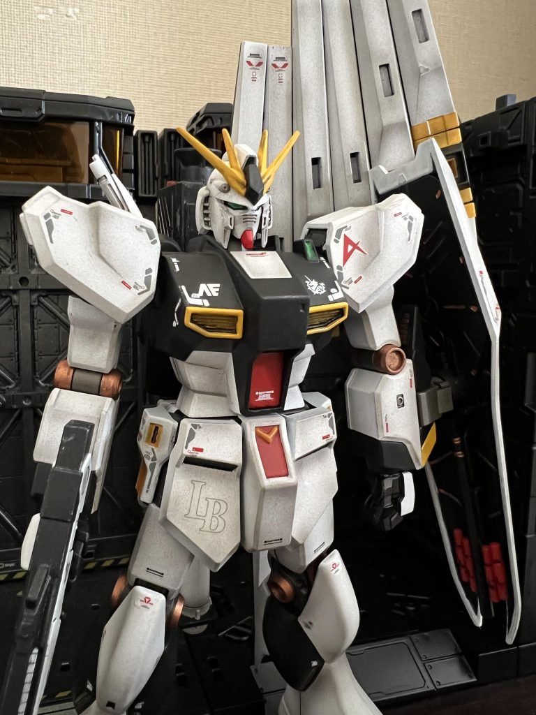 ニューガンダムは初めて見た時、それまでのガンダムカラー（トリコロール）と違って大人びた印象でしたね。形状もシンプルだけどファンネルがアシンメトリーですごくスタイリッシュで好きです。