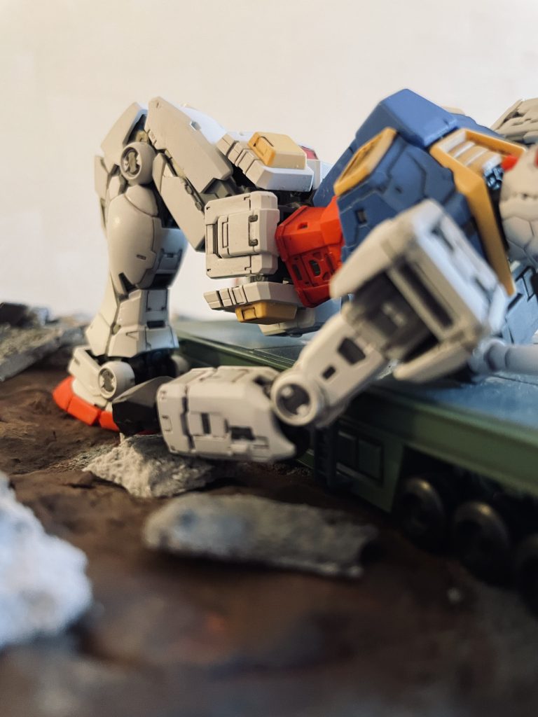 トレーラーから立ち上がるガンダムです。実に力強い第一歩でした。