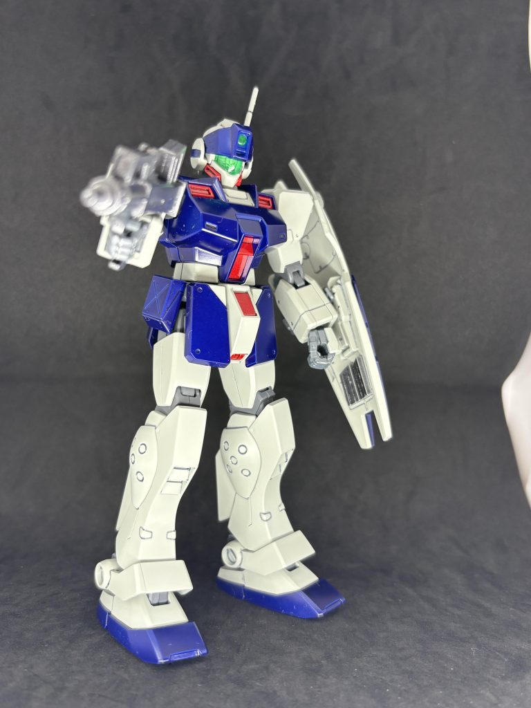 シールド裏面は一体型でした。マガジンは、塗り分けました。