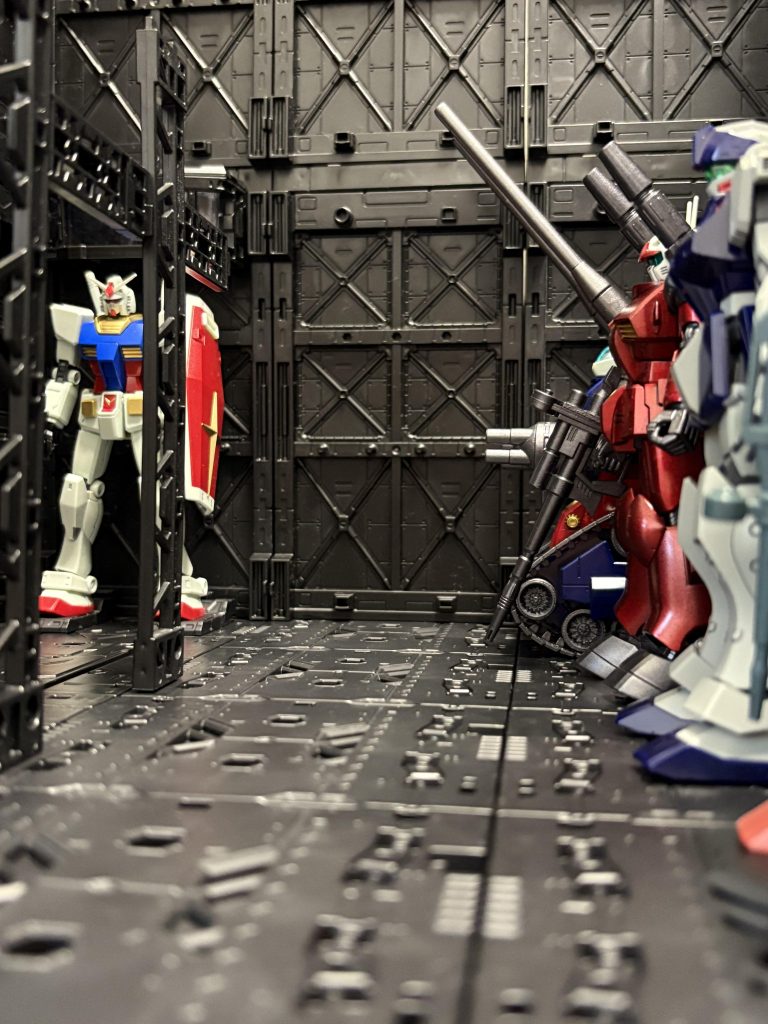 オペレーター  (ガンダム発進準備OK、了解  ガンダム発進どうぞ!)新米整備士 (配属先に、エース機ばかり😁 やったー😁😁😁 すげー、かっこいい•••ボケーっと眺めてます)ベテラン整備士 (おい、そこの新米!下がれ! 吹っ飛ばされるぞ‼️)