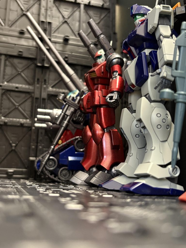 とある新米整備士目線新米兵整備士  (うおー、MSだ😆 ⁉️マジか、この基地、エース部隊じゃん😆 感動😭)エースパイロット (ガンダム発進準備、OK)