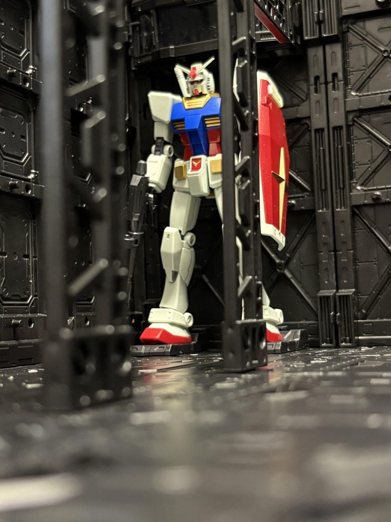 エースパイロット (ガンダム、行きまーす!)ベテラン整備士 (聞こえないのかー、早く離れて伏せろ‼️)新米整備士 (⁉️突然の怒号にびっくり‼️)