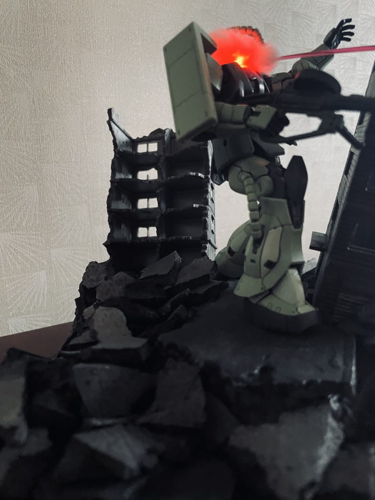 頭部を撃ち抜かれるザクです。このカットは戦場を替えて継続使用されていましたね。赤の磁石式LEDで爆発のエフェクトを表現してみました。「チュン」と発射音が鳴った刹那頭を射抜かれるイメージです。