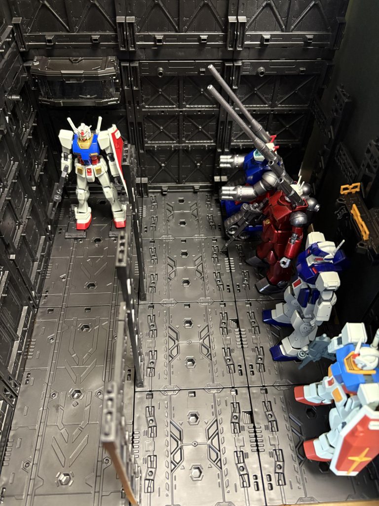 ご視聴ありがとうございました😊登場機体紹介カタパルト発進、リバイヴガンダム。格納庫待機、奥からガンタンク、ガンキャノンリバイヴ、ジムスイパーⅡ、そして少しだけ映ったEGガンダム(ガンスタ初登場)