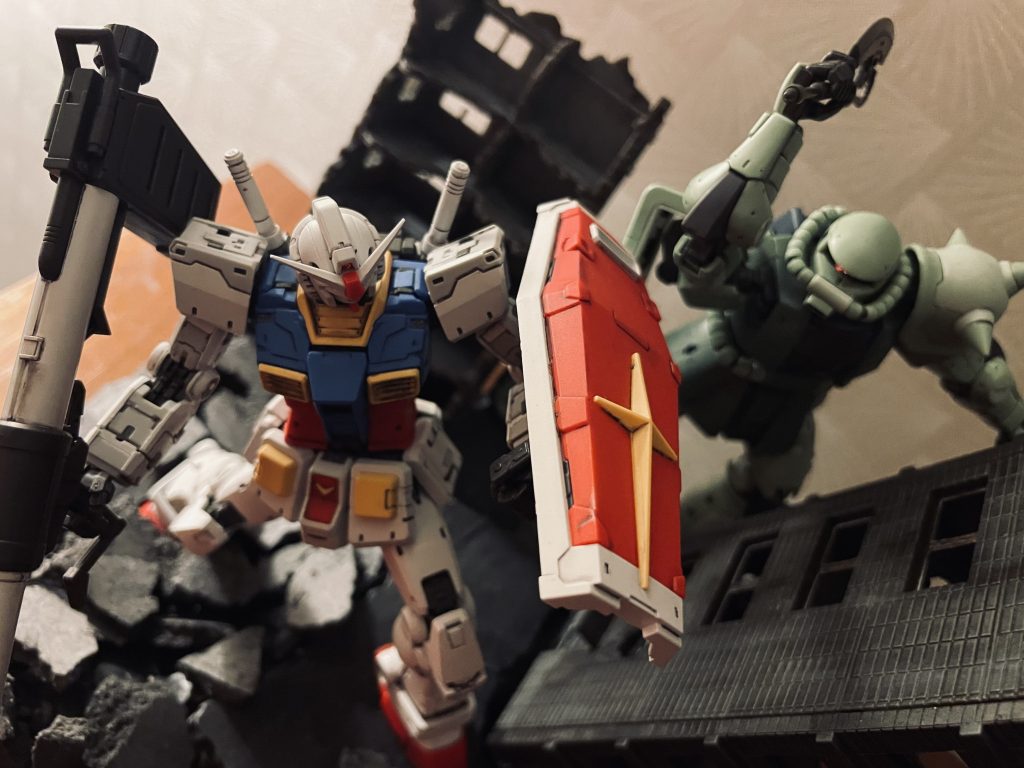 背後からヒートホークでガンダムを狙うザクです。