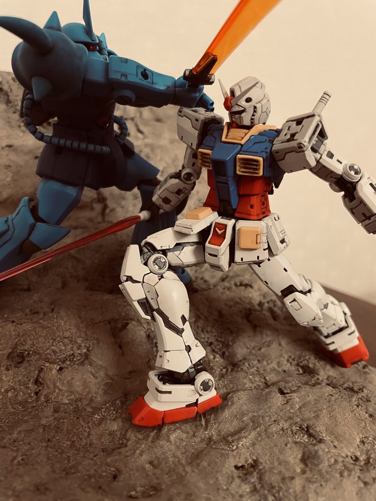 ランバ・ラル特攻といえばこのカット。グフのヒートサーベルを交わし、右のビームサーベルを斬り上げる刹那の瞬間を捉えたかった次第です。