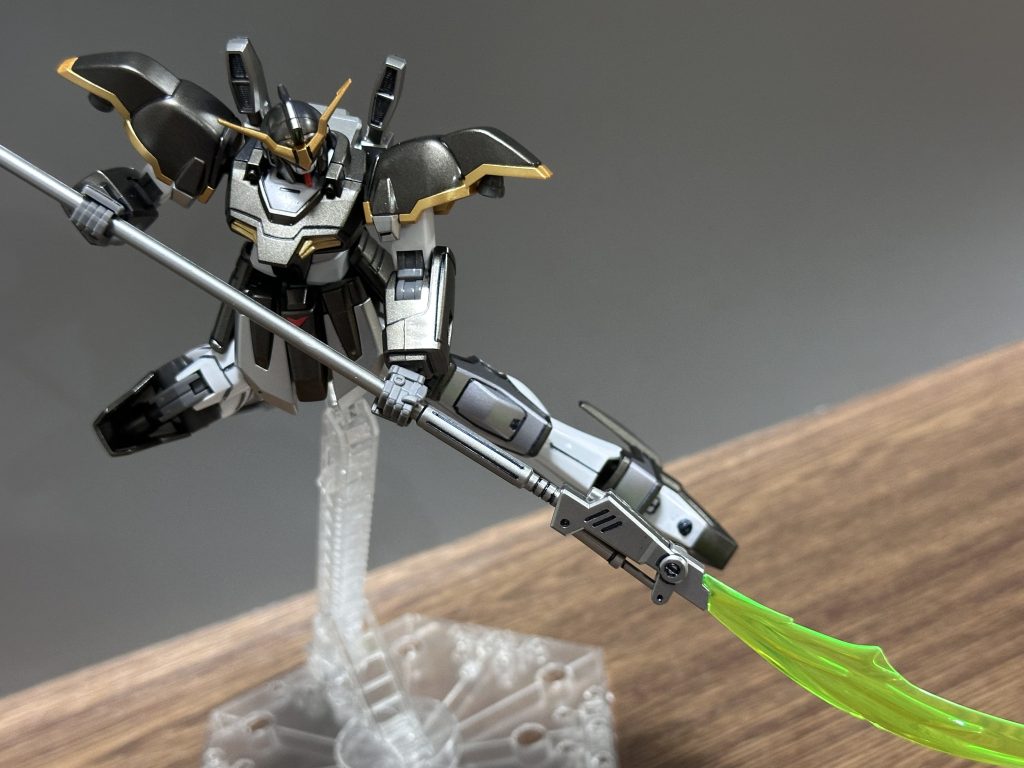 足はそのままだとかなり真っ白なので膝と足首のパーツをシルバーと周りをガンメタに塗りました一色より色分けした方がカッコいいと思ったけどマスキングがけっこう大変でしたでもノーマルで作ったのより足は良くなったかと