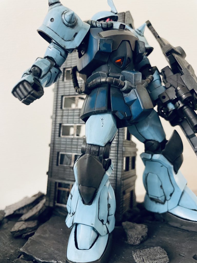 ランバ・ラル大尉の駆るグフも勿論格好いいのですが、ノリス大尉のカスタムもまた素晴らしい活躍であったと思います。エースが乗る機体なのですね。