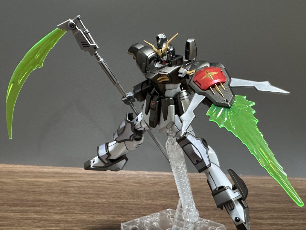 パーツの少ないHGなのでパパッと作ろうと思ったけどやりだしたら黒はガンメタに黄はゴールドにして後ところどころシルバーに結局ほとんど塗装しました