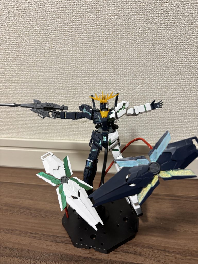 今回は前回投稿したバンシィなんちゃって最終決戦仕様の右半分とそのとき余りとして残っていたペインティングモデルとバンシィのサイコフレームから左半分をミキシング？しました