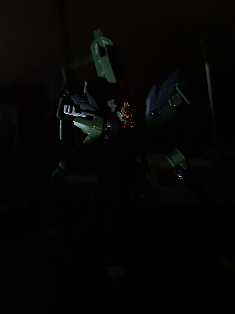 　目にはLEDを使っており発光させる事が可能