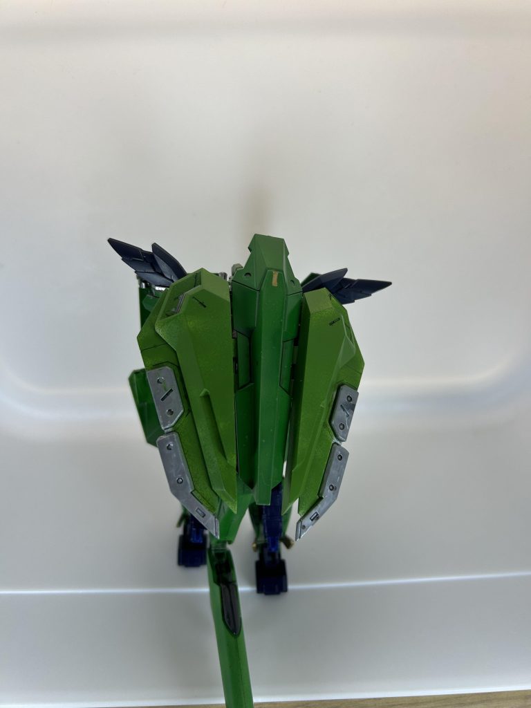 機体前後のアーマーには機体の熱や電波を感知しにくくする機能がありこれにより隠密性を高める｡ただし味方との連絡も困難になる上に長時間使用すると機体に熱が籠りオーバーヒートする恐れがある為定期的にアーマーを展開するか水に入る必要がある｡