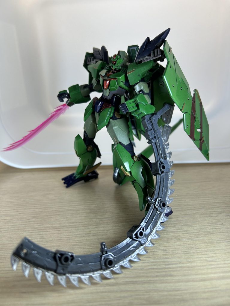 　左腕のグラインドカッターは超振動により抜群の切れ味を誇るが地上で使うには少々重い｡