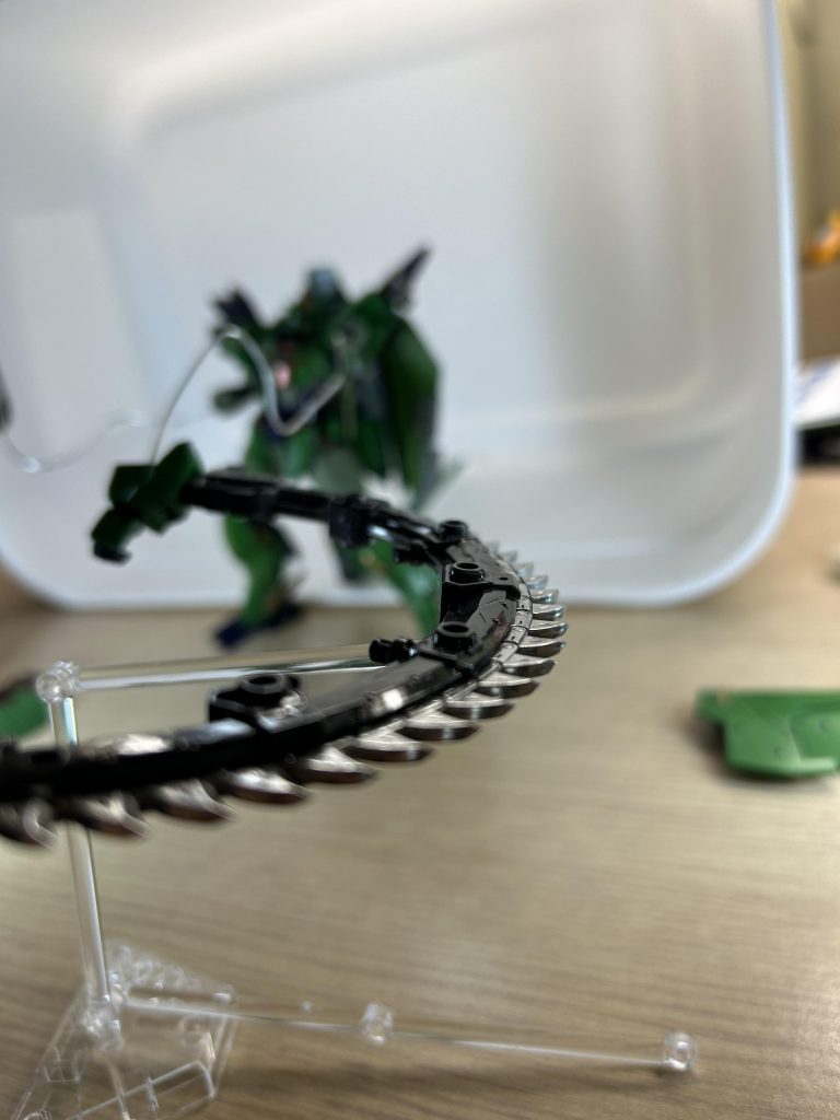 　両腕は武装ごとワイヤーで射出可能