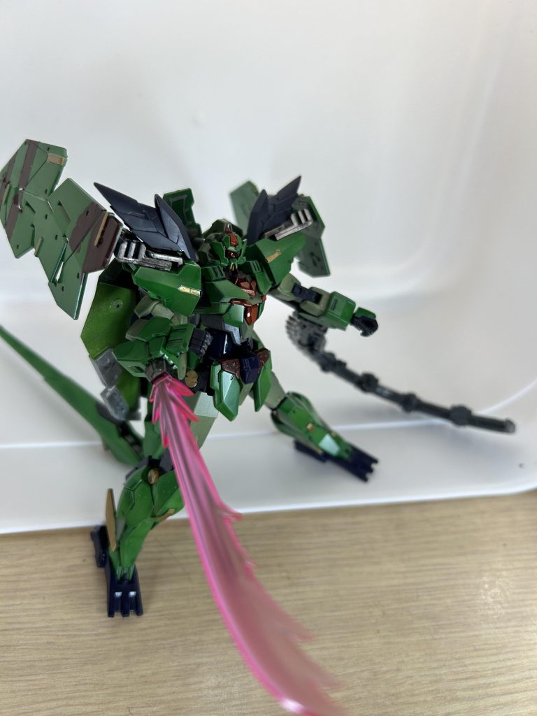 　右腕のビームシザースは高出力化する事で短時間ではあるが水中でも充分な威力を発揮