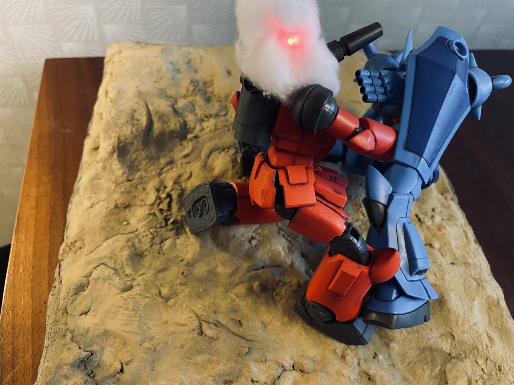 ジオラマ全景です。ベースは粘土を下地にサンドウォッシュで整えています。赤の磁石式LEDで爆発のエフェクトを表現しています。