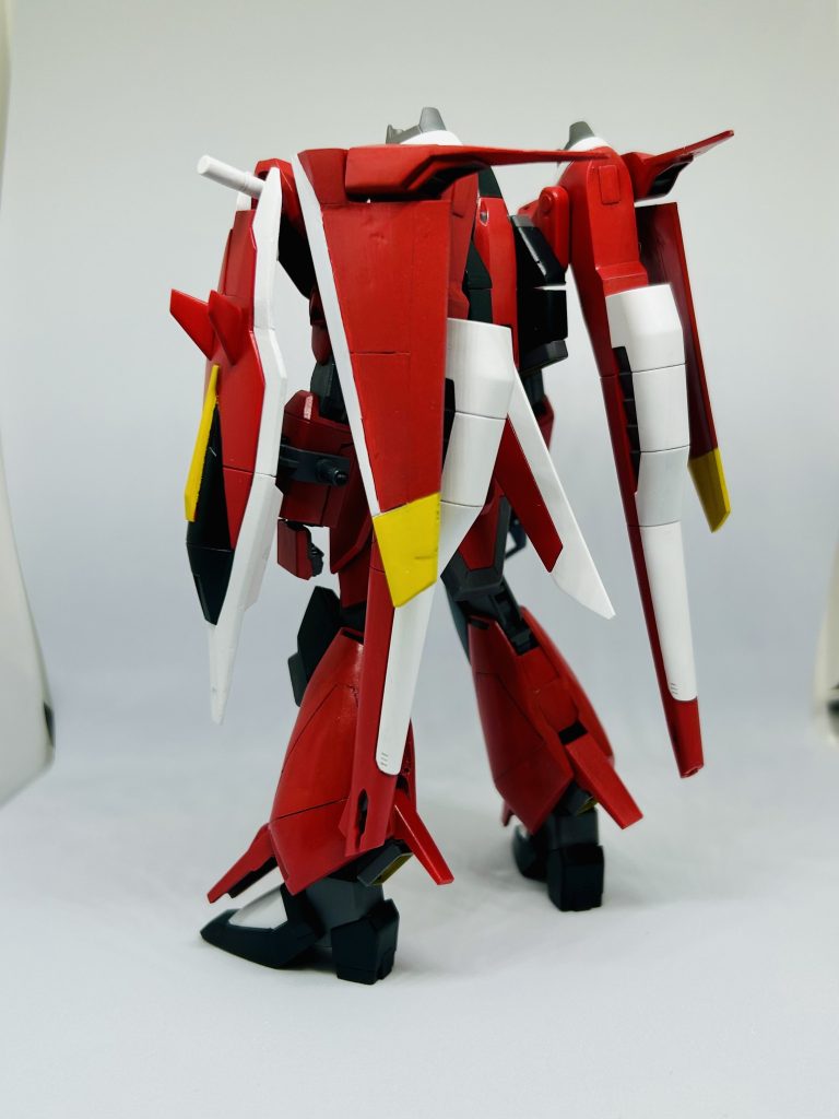 □フロント・リアビュー有名な顔はバーニング系の何かを移植、鼻のへの字は長すぎたのでパテで埋めてイケメンにしました。胴体はイモジャを軸に、中央パーツ、肩上バーニア?部を移植。ダクト周りはプラ板で形出し。制作中でも頑張った腕周りはどんでん返しを仕込んで、MA形態時のあまりパーツ0に。ウイングの大型化はMA形態含めてハッタリが効きますね。付け根の接続方式も変えてます。足は延長+ふくらはぎを大型化して、プロポーションと合わせてます。