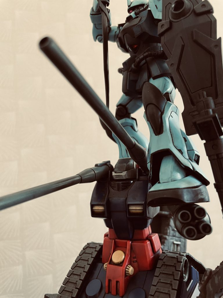 照明の雰囲気を替えてもう一枚。ザクやグフは下から見上げるこのアングルが最適かと。ガンタンクの左腕は頑丈でグフの重量をしっかりと支持してくれました。