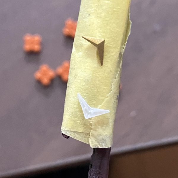 あれから下半身も塗装、デカール、トップコートを行いました。アーマーや武装類はまだあまり進んでいませんが、胴部、腰部のアーマーは塗装、デカールまで行きました。(デカールの画像なくてすみません)シールドなどのオレンジは基本色で行くつもりですが、ミサイルの弾頭部分だけはキャンディーオレンジで塗装していくつもりです。また、腰部Vマークが片方紛失してしまったので、お湯まるとレジンで複製しました。塗装すればわからないぐらいにはできたと思います。（4枚目）