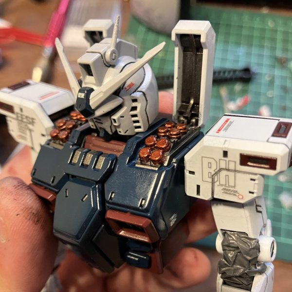 あれから下半身も塗装、デカール、トップコートを行いました。アーマーや武装類はまだあまり進んでいませんが、胴部、腰部のアーマーは塗装、デカールまで行きました。(デカールの画像なくてすみません)シールドなどのオレンジは基本色で行くつもりですが、ミサイルの弾頭部分だけはキャンディーオレンジで塗装していくつもりです。また、腰部Vマークが片方紛失してしまったので、お湯まるとレジンで複製しました。塗装すればわからないぐらいにはできたと思います。（1枚目）