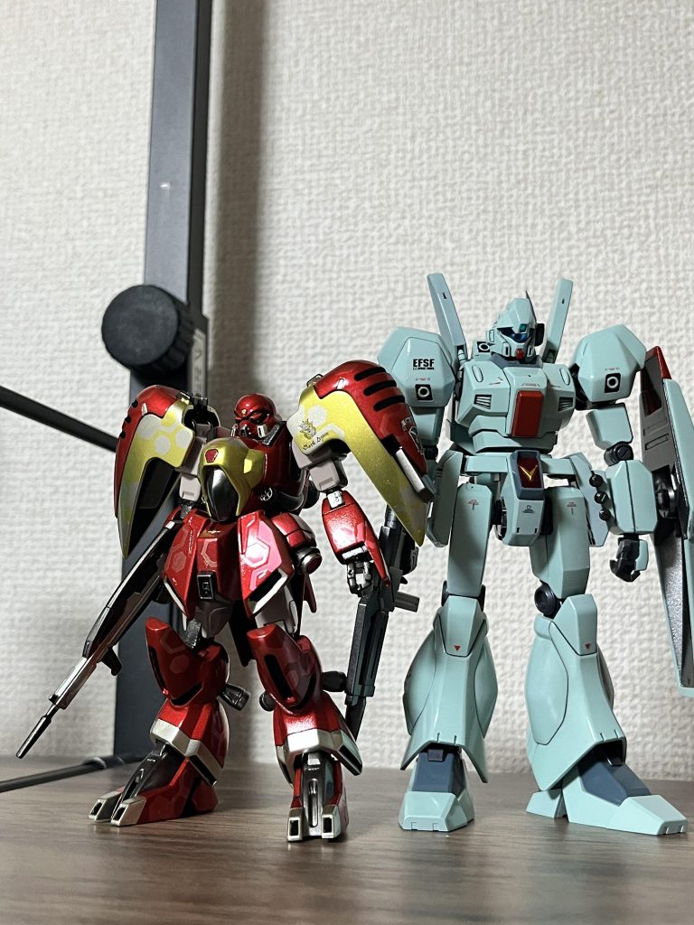 HGUCジェガンと比べると、小型モビルスーツ感を味わえます。Vガンダムちゃんと観て無かったけど、いまさら観てみるととても心に染みるいい作品でした。VガンダムのモビルスーツもっとHGで出してほしいです。ジェムズガンやジャベリンやトムリアットやシャッコー、いろいろ作りたくなりました。