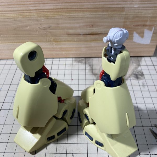 肩のスラスターと一体となっている部分を切り離して稼働できるようにしました。また、足の付け根はボールジョイントから関節ジョイントに付け替えました。これにより可動域が拡がりました。腰はボールジョイントに付け替えて、こちらも可動域を改善しました。（2枚目）