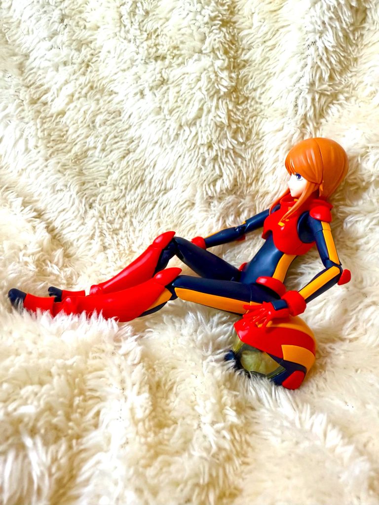 ふわふわしてるところに座らせると可愛いかなと思って置いてみたら大正解！