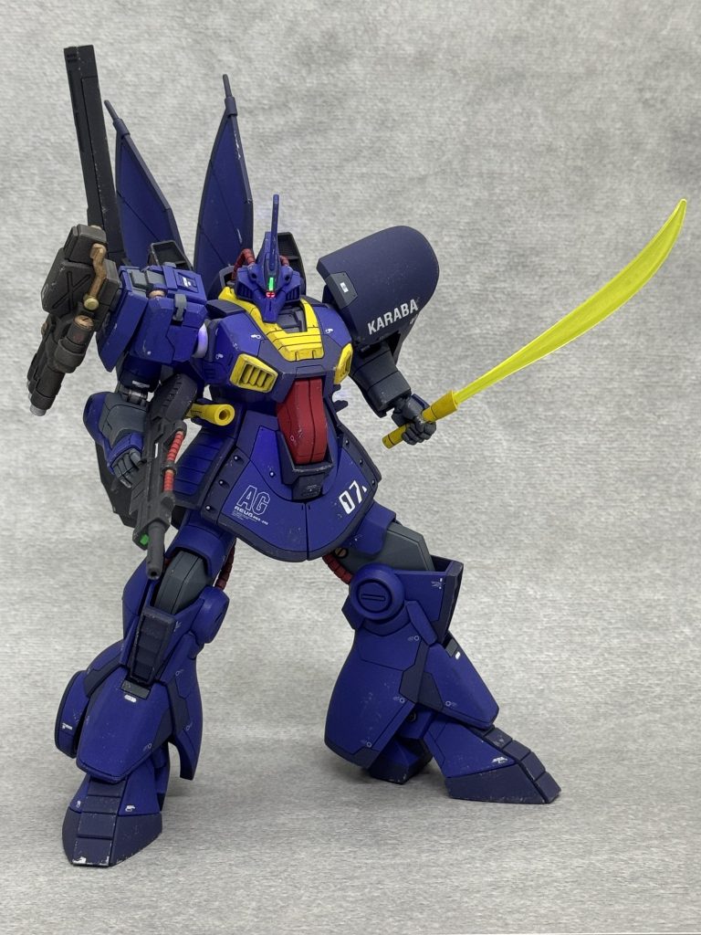 ビームナギナタはお手軽改造で二刀流でも持てるようにしました。