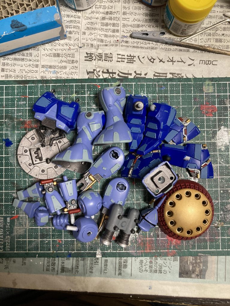 水性ホビーカラーでベタベタ筆塗りして…