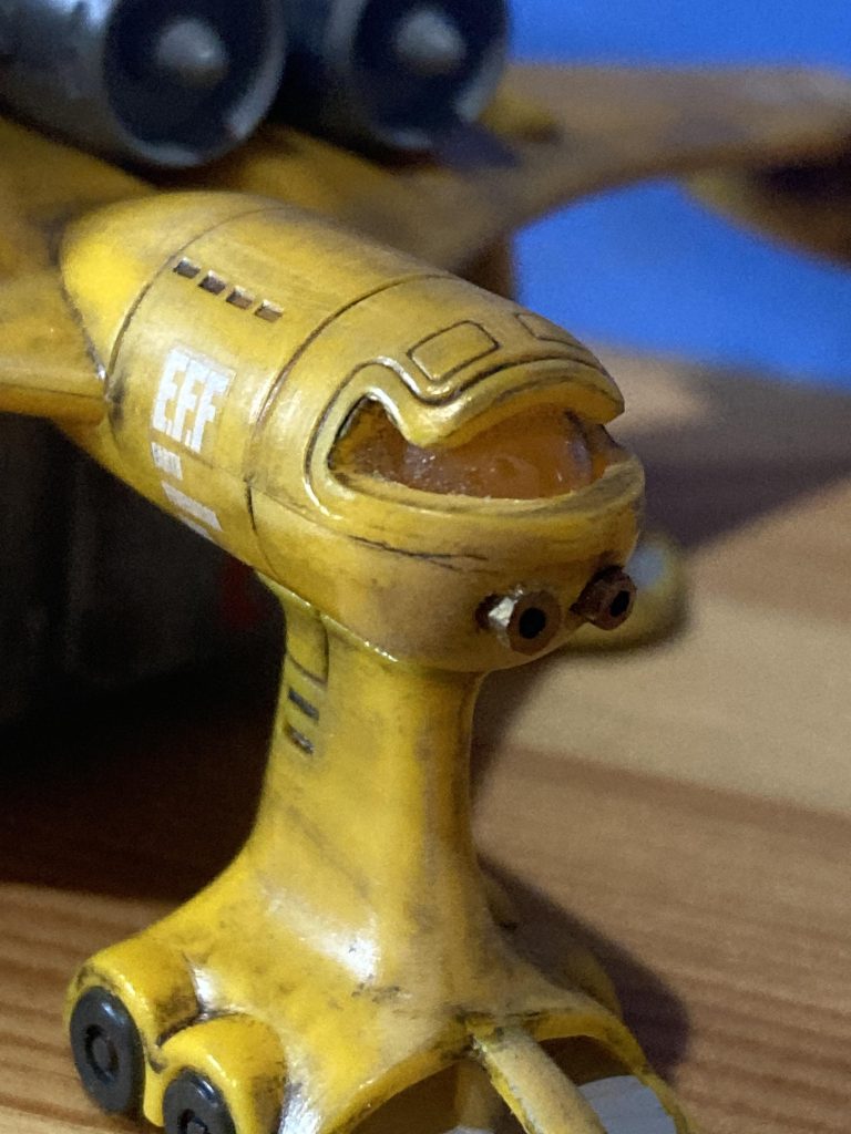 キャノピーのとこはクリアパーツではないので水色とかに塗るとちょっぴり残念感が出るなと思いながら特に考えなしに思いつきでくり抜いてから失敗したかなーと思いましたが👇の和菓子の透明なプラの部分を切って使用機首下2門の機銃は開口してなるべく小さな金属パイプをカットした物をブッ刺しました