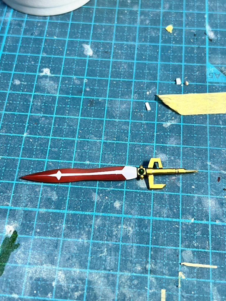 ジオンスレイヤー真紅の刀身部と金色の鍔を持つ両刃剣。アルガス騎士団団長が所持する神秘の剣で、彼にしか扱うことができない。pixiv百貨事典より引用