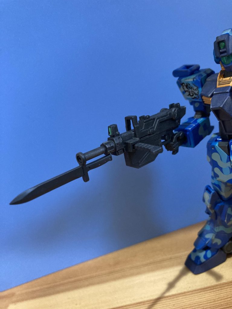 銃剣の刃の部分を先にアップしたジェガンのナイフの様に銀色とかにしようかとも思いましたが昔、自○隊員時代に装備していた89式小銃の銃剣のイメージでほぼ単色になってしまいました