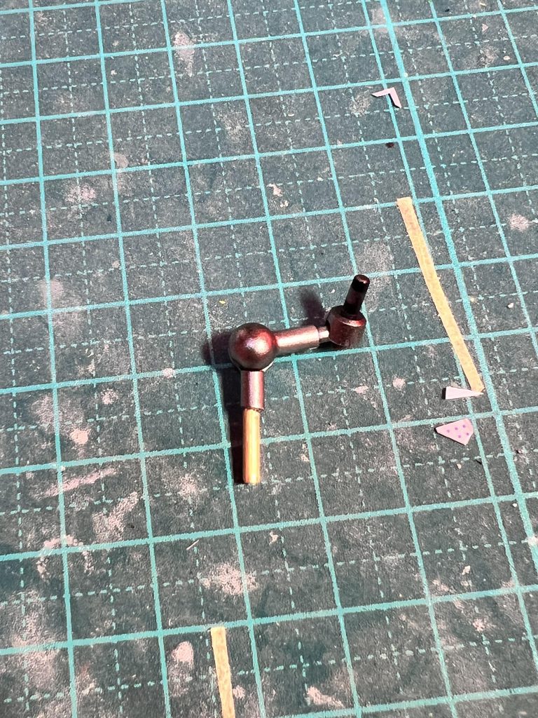 シールド持ち手二次元の嘘ポーズに対応できるようにボールジョイントを二つ仕込みました。