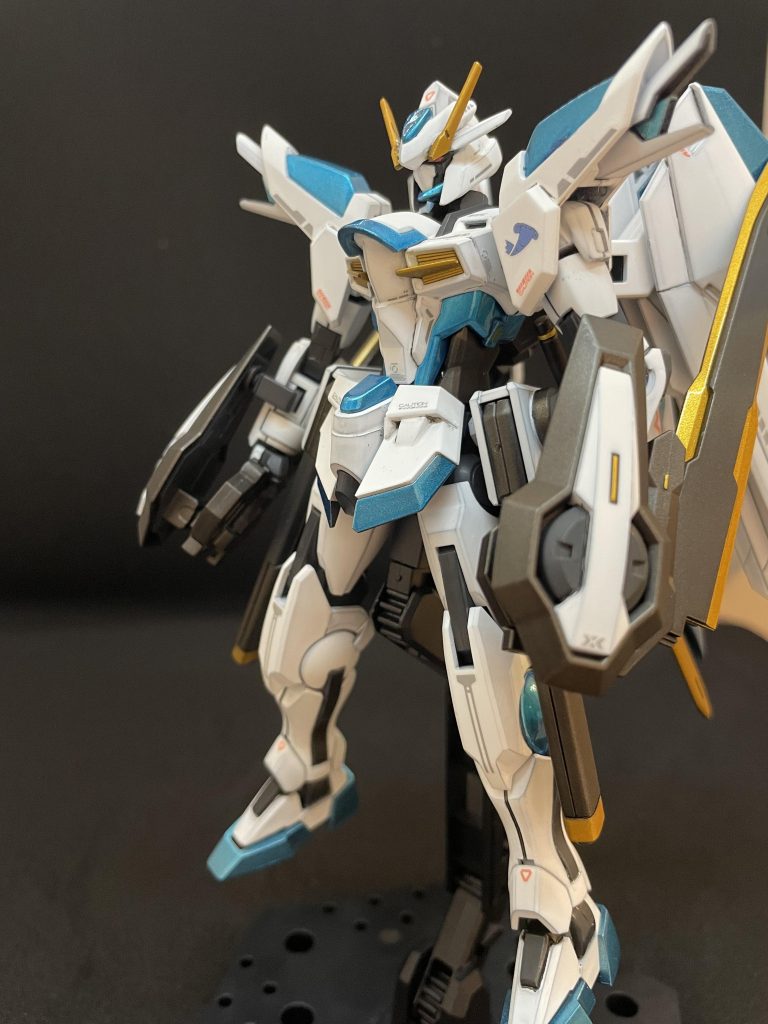 首は延長し顔は削り込みシャープ化させています。手足も伸ばしています。