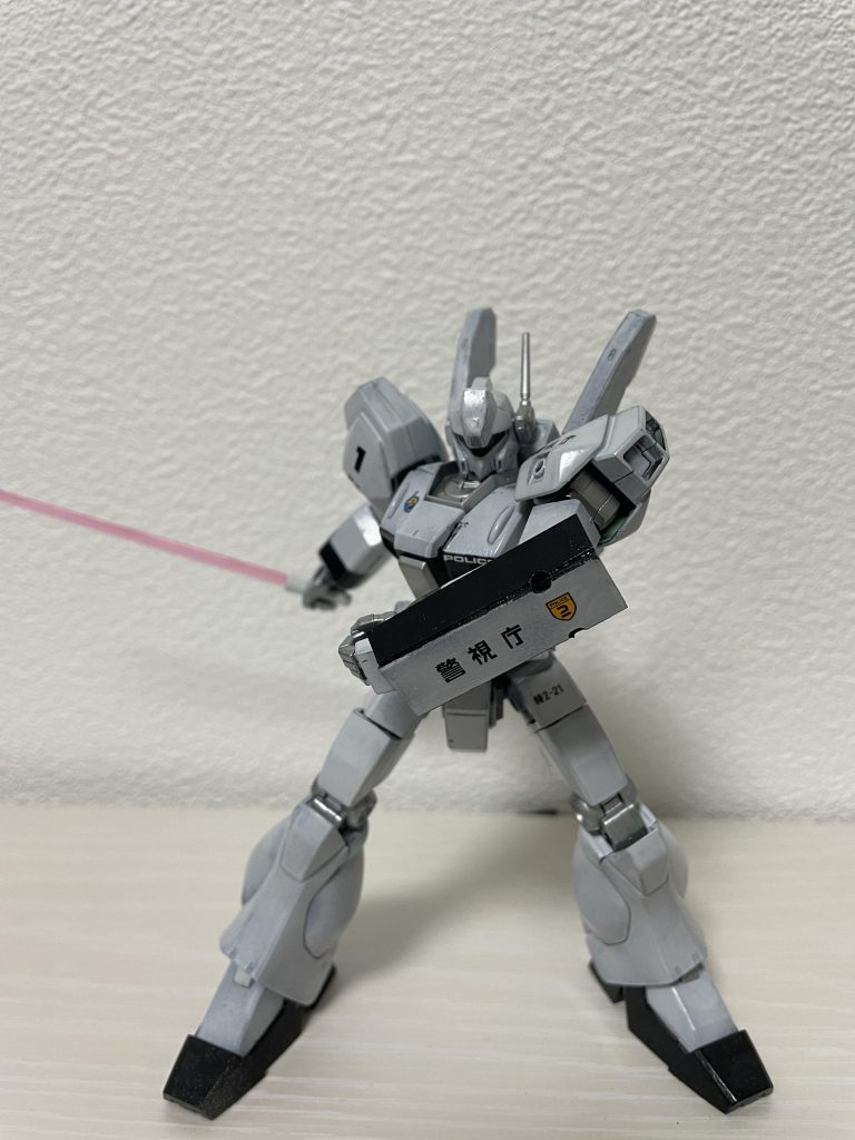 ビームサーベルを構えて