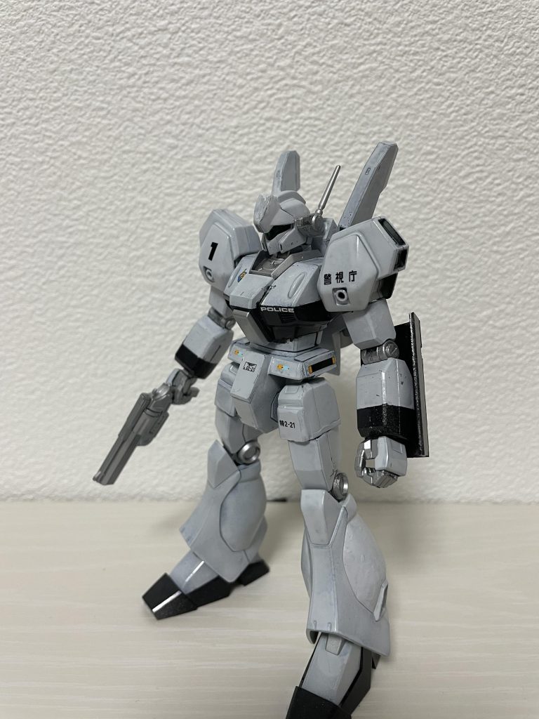 機体名 警視庁配備型ジェガン武装 リボルバー・ビームサーベル宇宙世紀0097年 ダカールの襲撃を受けてダカールの警備を目的に導入されたジェガン。市街地での戦闘を想定しているため武装はビームライフルからリボルバーとなっている。 