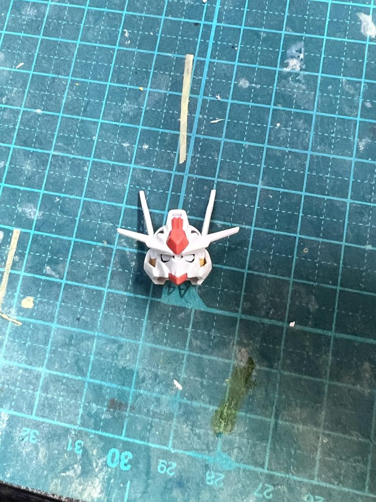 まずは目を大きく見せるべくフェイスパーツの眼底部分を削り、プラ板を目の形に切り出して貼りました。これでいけるかなと思いましたが↓