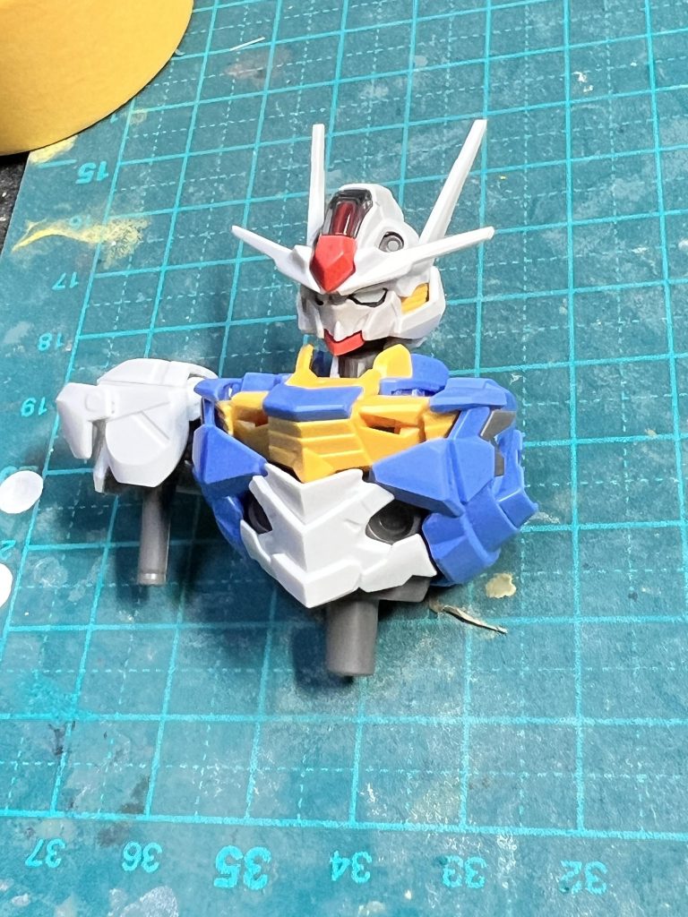 ボディに乗せてみるとまだまだものすっごく物足りない印象になりました。これはスケールの問題でHGサイズならもっと誇張して表現しないといけないのかもしれません（こち亀でそんな話がありました😅）。