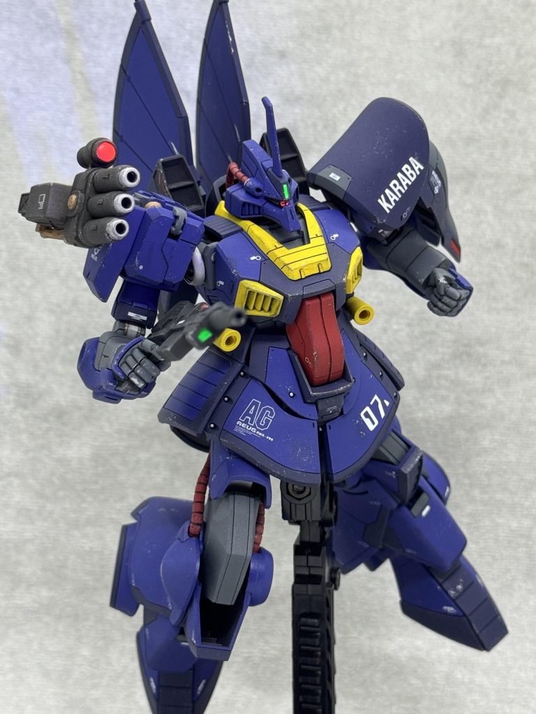 個人的な趣味で左肩にシールドを移動ウェポンラックを改造してオプション装備としてマシンガンとロケット(ミサイル)ランチャーを選んで装備出来るようにしました。