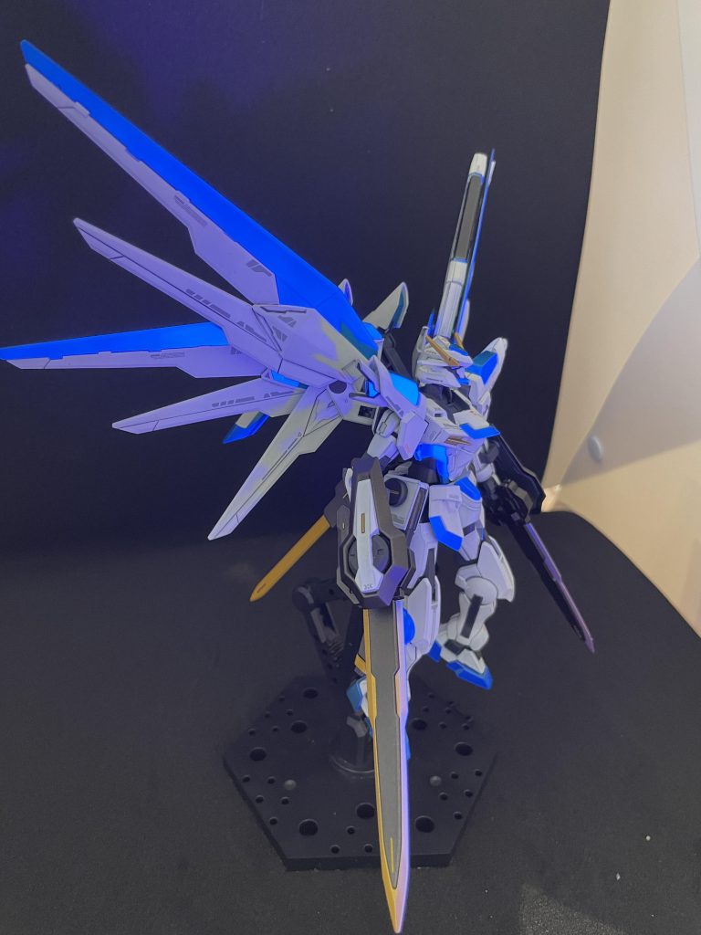 蛍光塗料でキャディ塗装しているため光ります。リミッター解除すると全身の各部位が発光する設定です。